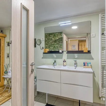 Rozi's Riverside - Happy * Osilnica